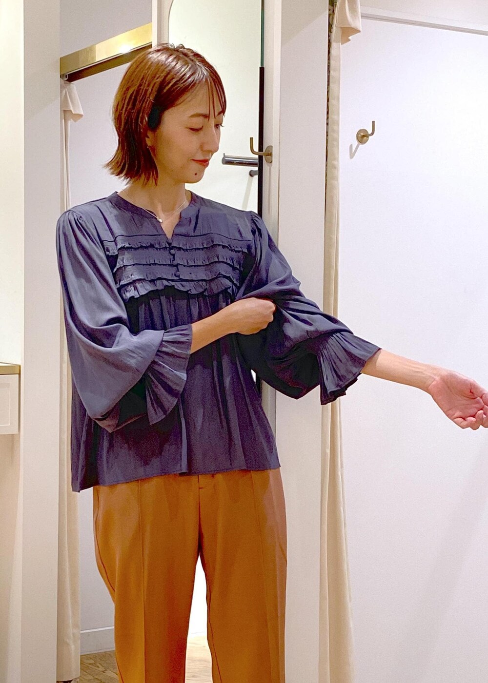 ブラック系のローファー、グレー系のシャツ/ブラウス、イエロー系のスラックスを着用したレディースの秋コーディネートの7枚目の写真