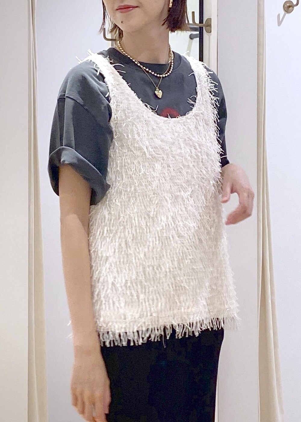 ブラック系のサンダル、ホワイト系のタンクトップ、ゴールド系のショルダーバッグを着用したレディースの夏コーディネートの5枚目の写真