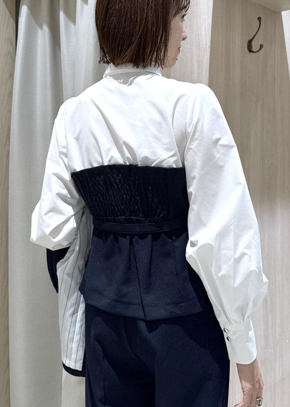 ブラック系のショルダーバッグ、ブラック系のパンプス、ブルー系のテーラードジャケットを着用したレディースの秋コーディネートの8枚目の写真