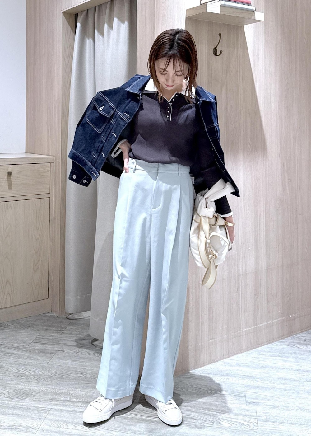 グレー系のスニーカー、グリーン系のその他パンツ、ブルー系のデニムジャケットを着用したレディースの冬コーディネートの2枚目の写真