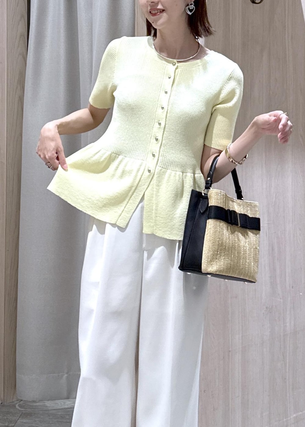 ホワイト系のその他パンツ、ブラック系のキャミソール、イエロー系のカーディガン/ボレロを着用したレディースの夏コーディネートの4枚目の写真