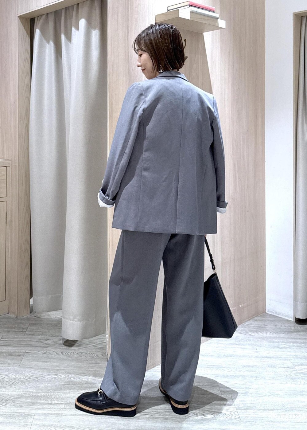 ブラック系のトートバッグ、ブラック系のローファー、ブラック系のシャツ/ブラウスを着用したレディースの秋コーディネートの4枚目の写真