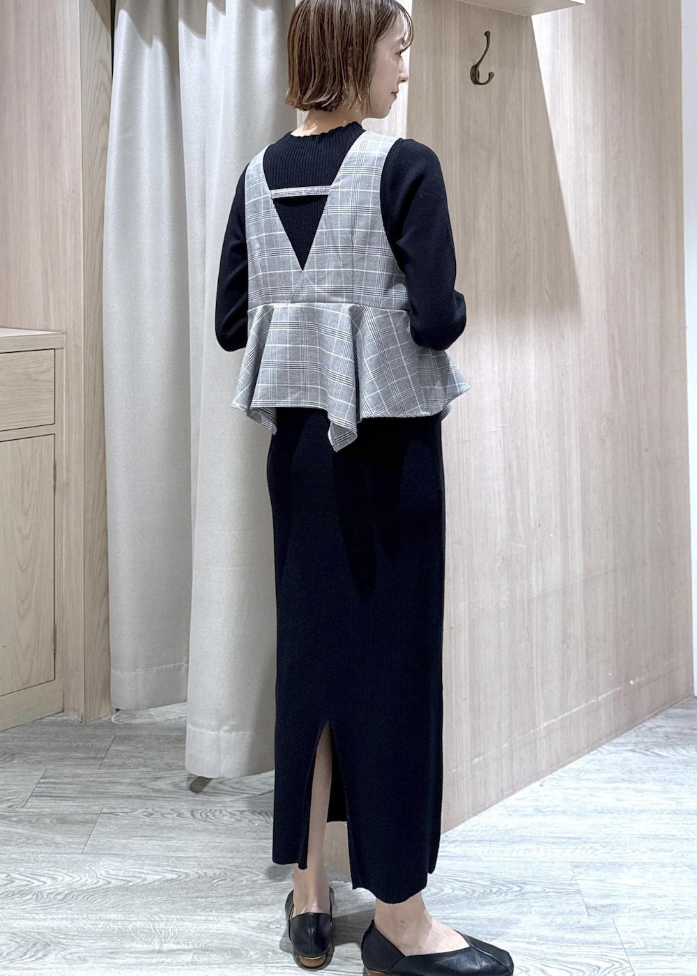 グレー系のテーラードジャケット、ブラック系のショルダーバッグ、ブラック系のワンピースを着用したレディースの秋コーディネートの9枚目の写真