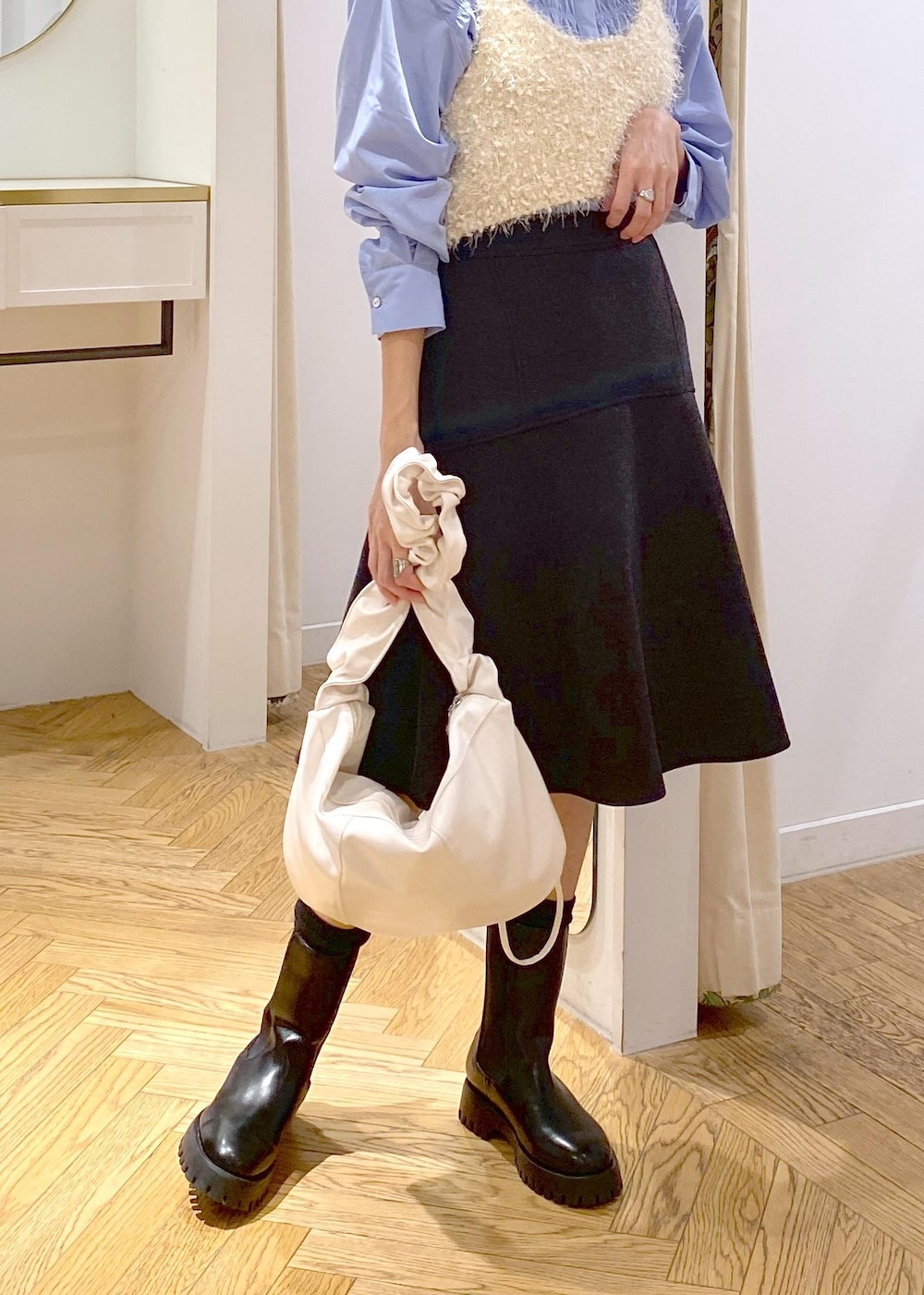 グレー系のスカート、ホワイト系のキャミソール、ブルー系のシャツ/ブラウスを着用したレディースの秋コーディネートの4枚目の写真