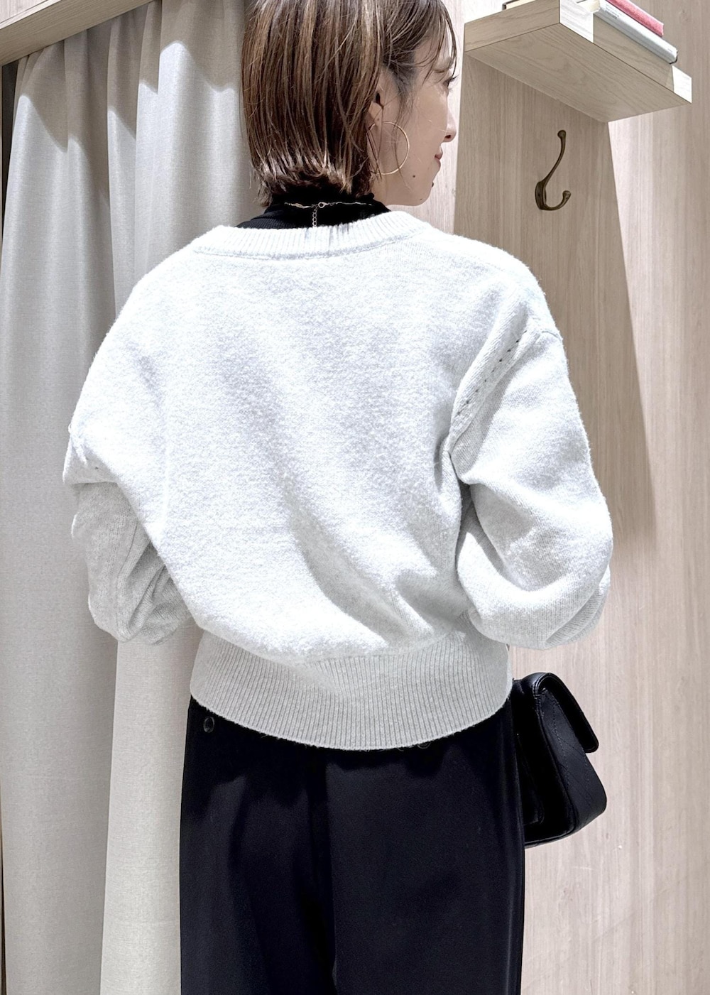 シルバー系のパンプス、グレー系のカーディガン/ボレロ、ブラック系のTシャツ/カットソーを着用したレディースの冬コーディネートの8枚目の写真