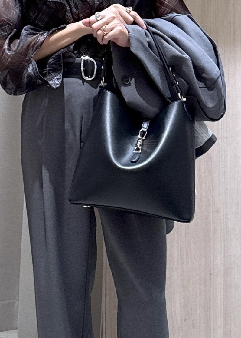 ブラック系のトートバッグ、ブラック系のローファー、ブラック系のシャツ/ブラウスを着用したレディースの秋コーディネートの10枚目の写真