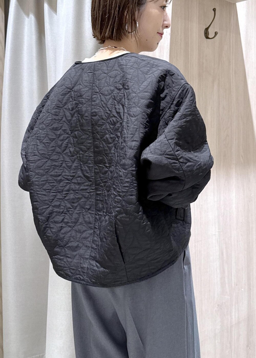 ブラック系のハンドバッグ、グレー系のスラックス、ホワイト系のシャツ/ブラウスを着用したレディースの秋コーディネートの9枚目の写真