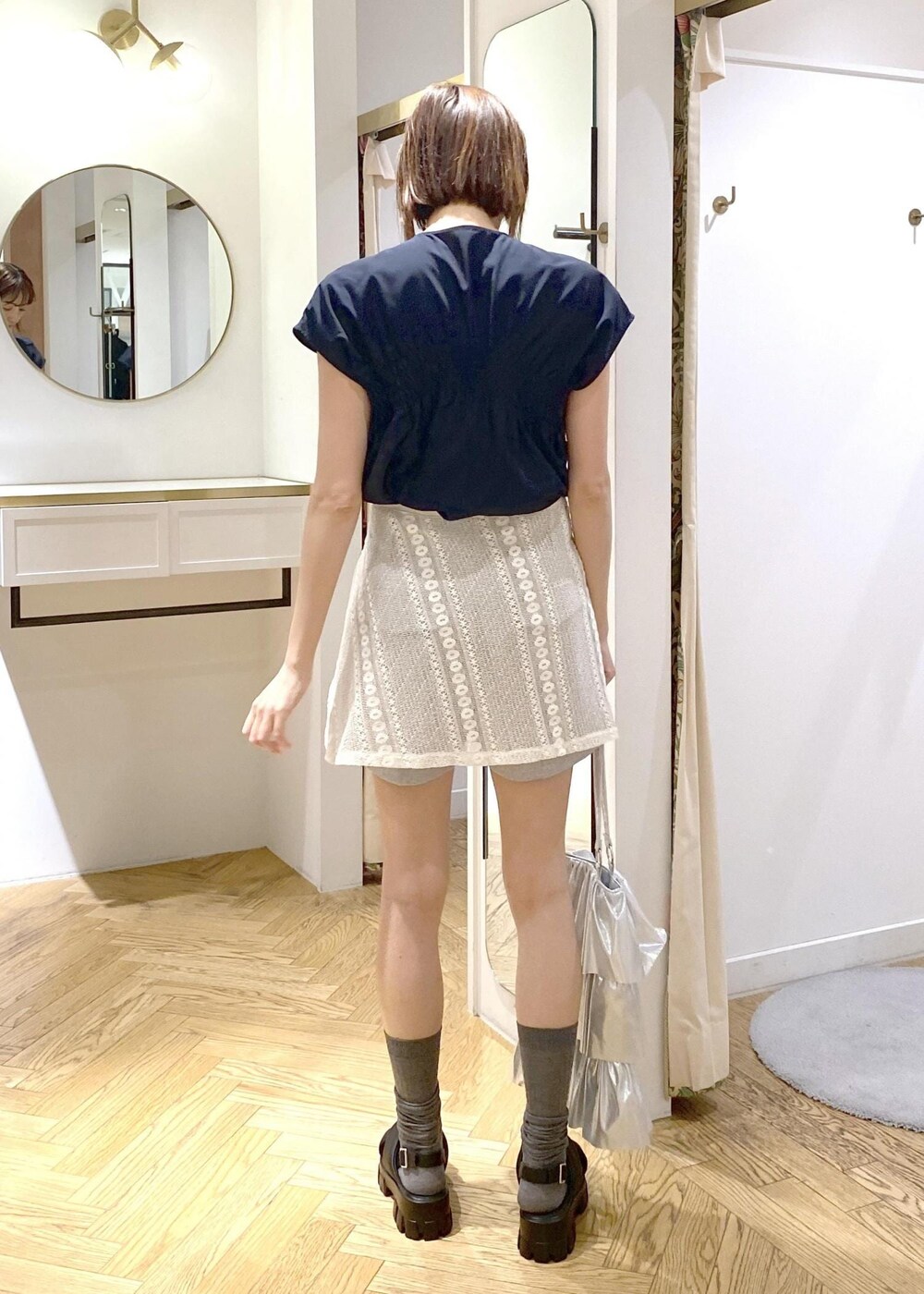 シルバー系のトートバッグ、グレー系のその他パンツ、ブラック系のサンダルを着用したレディースの夏コーディネートの3枚目の写真