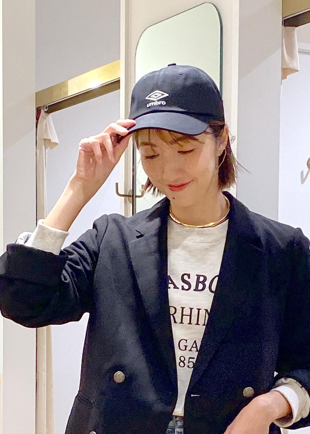 ブラック系のバレエシューズ、ホワイト系のスウェット、ブラック系のテーラードジャケットを着用したレディースの秋コーディネートの10枚目の写真