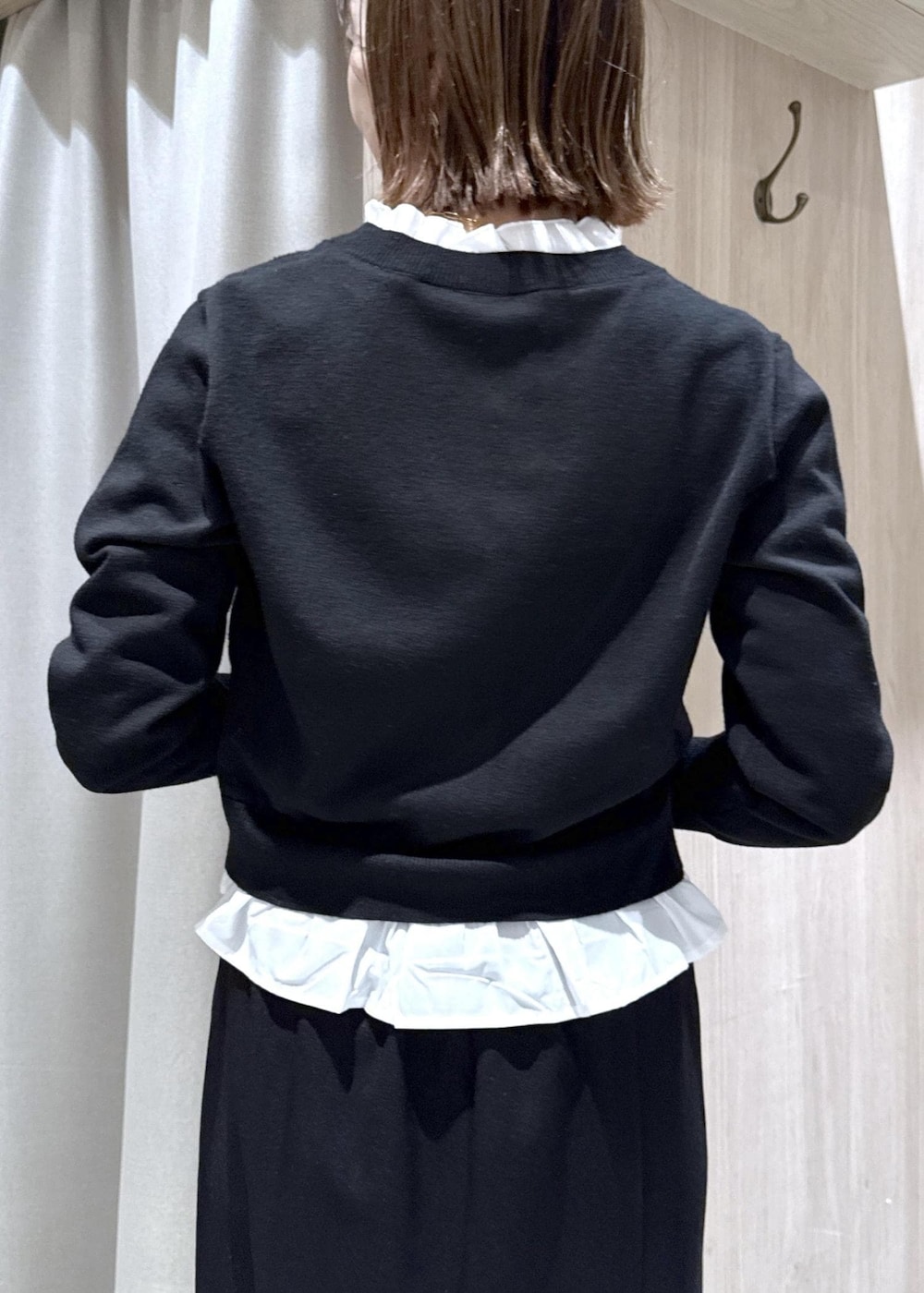 シルバー系のパンプス、ブラック系のショルダーバッグ、ブラック系のスカートを着用したレディースの冬コーディネートの9枚目の写真