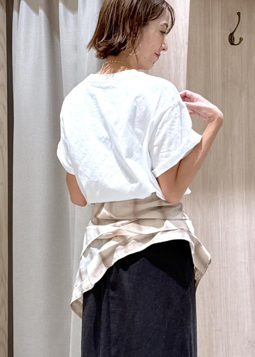 グレー系のスカート、ベージュ系のシャツ/ブラウス、ホワイト系のTシャツ/カットソーを着用したレディースの夏コーディネートの8枚目の写真