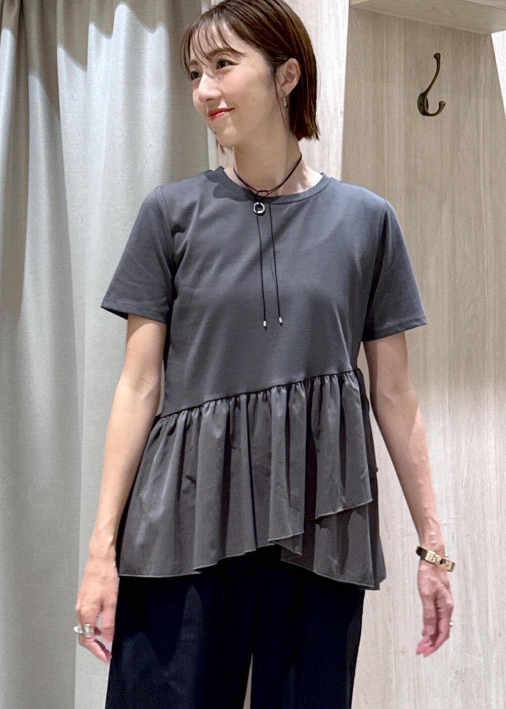 レッド系のサンダル、グレー系のTシャツ/カットソー、ブラック系のその他パンツを着用したレディースの夏コーディネートの8枚目の写真