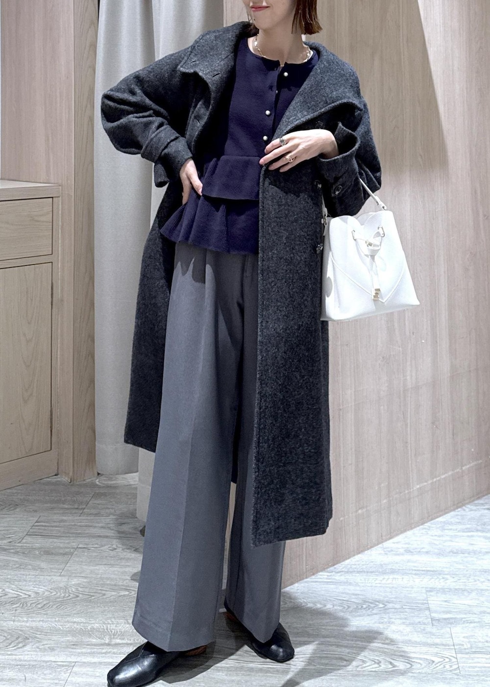 ホワイト系のショルダーバッグ、ブルー系のカーディガン/ボレロ、グレー系のその他アウターを着用したレディースの冬コーディネートの3枚目の写真