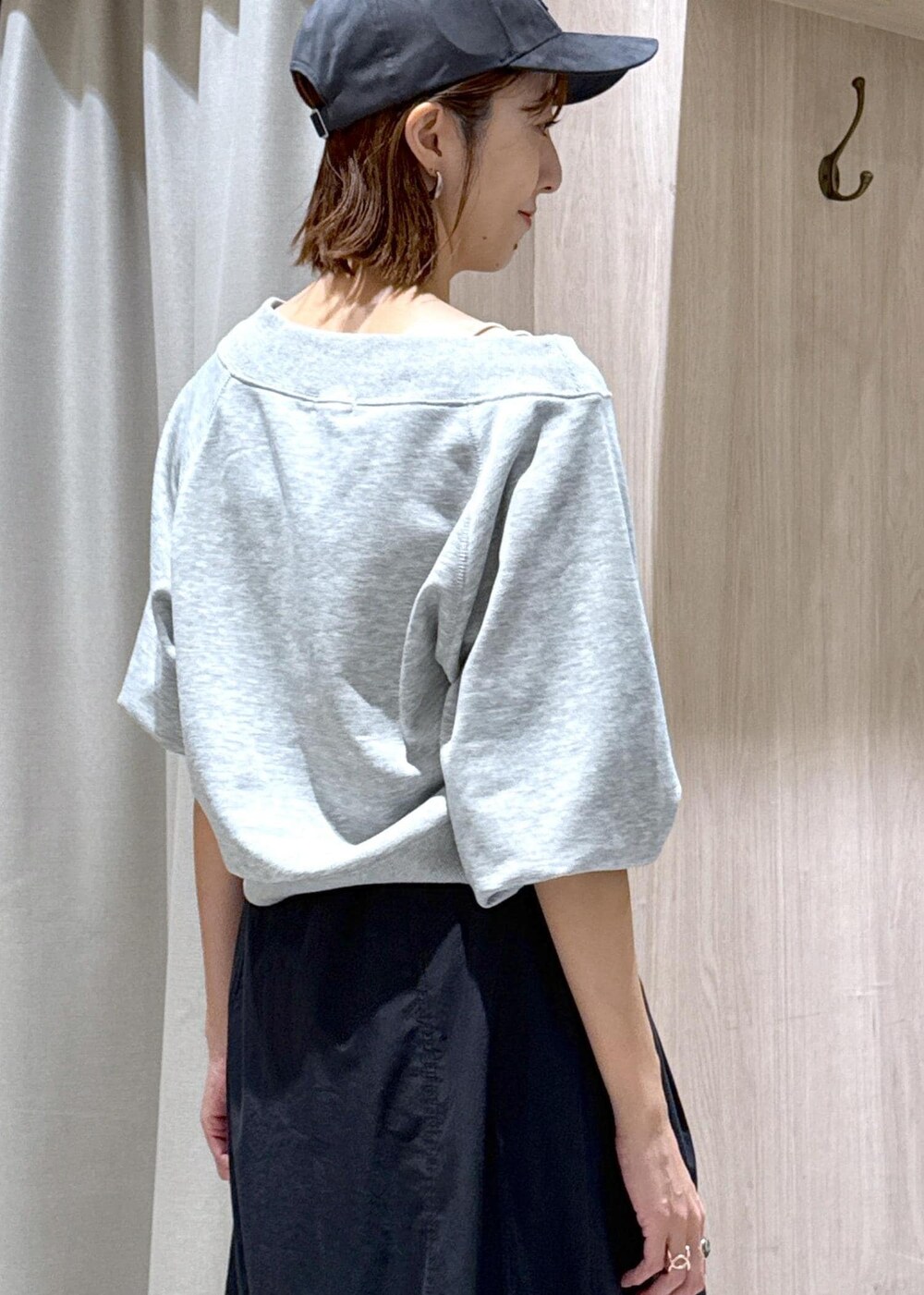 シルバー系のショルダーバッグ、ブラック系のスカート、ホワイト系のキャミソールを着用したレディースの秋コーディネートの7枚目の写真