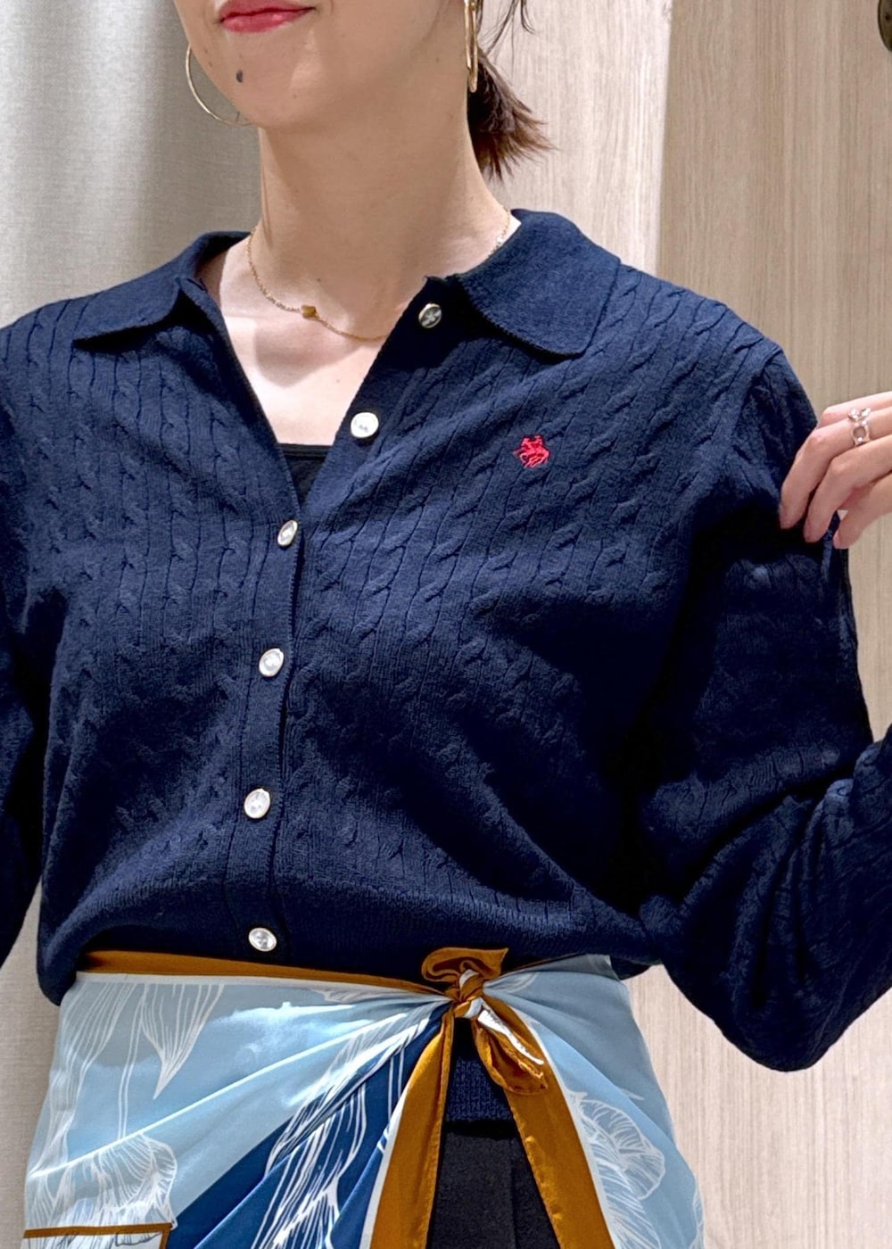 ブラック系のキャミソール、イエロー系のパンプス、ブルー系のカーディガン/ボレロを着用したレディースの秋コーディネートの6枚目の写真