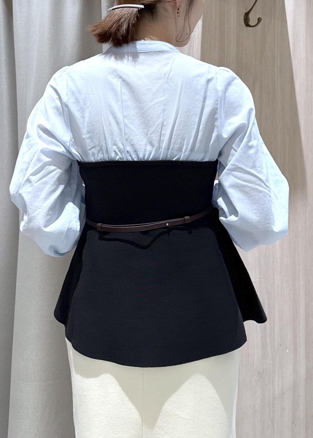 ブルー系のテーラードジャケット、ホワイト系のスカート、ブルー系のショルダーバッグを着用したレディースの春コーディネートの6枚目の写真