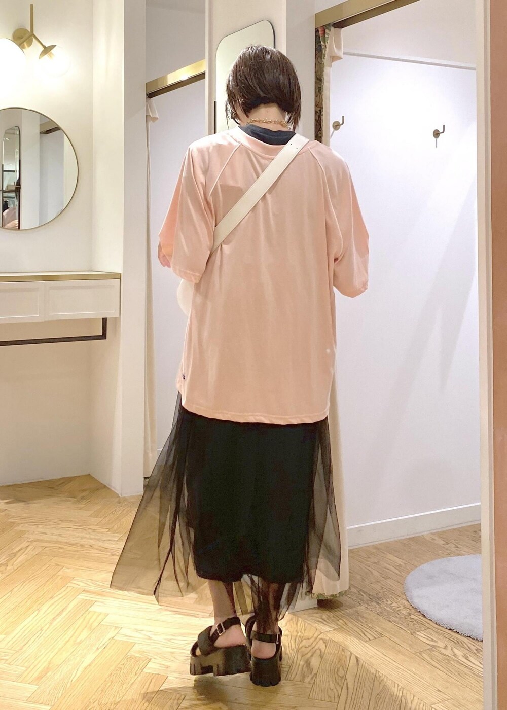 ホワイト系のショルダーバッグ、ブラック系のサンダル、ブラック系のワンピースを着用したレディースの夏コーディネートの4枚目の写真