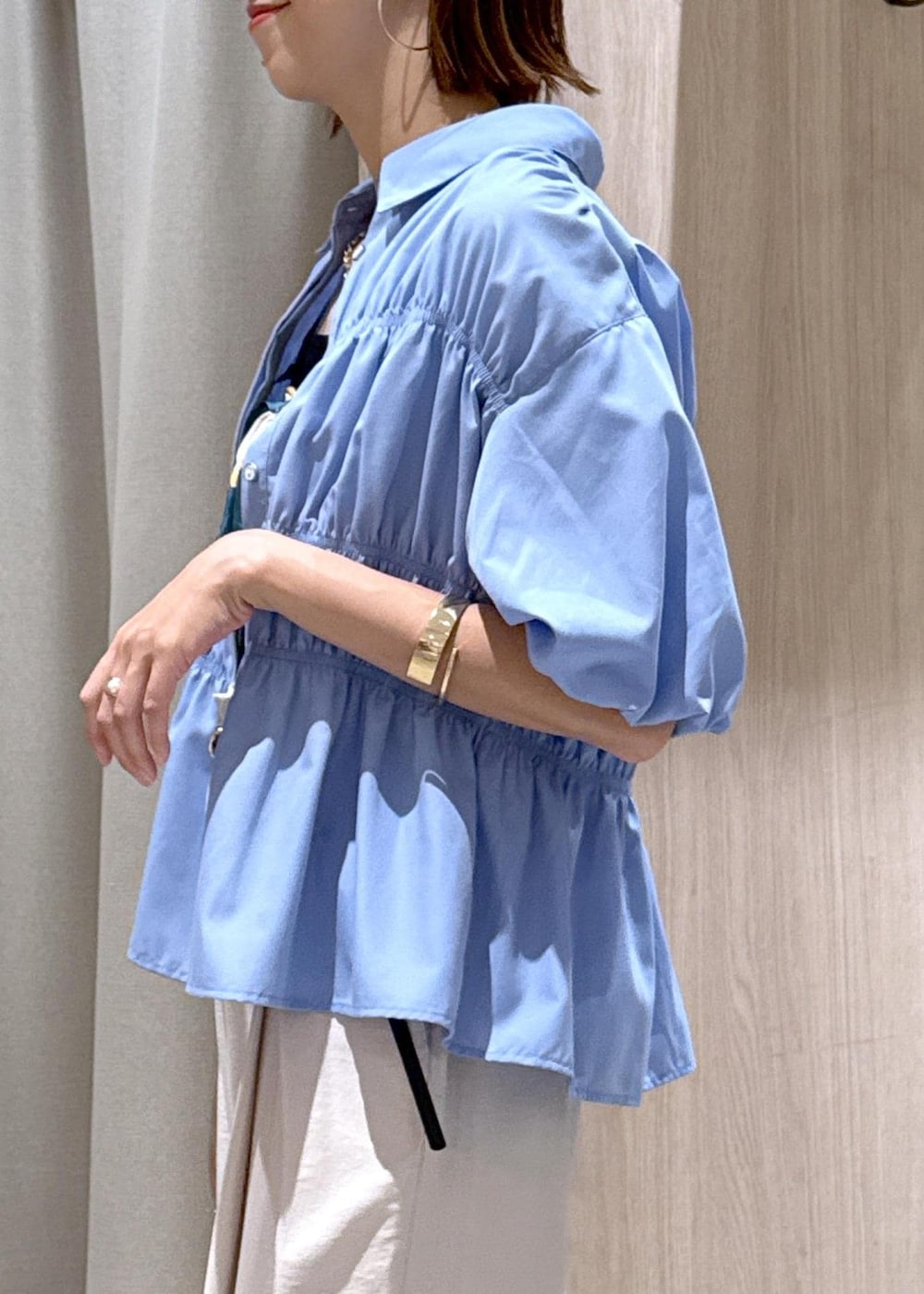 ブラック系のショルダーバッグ、ブラック系のキャミソール、ブラック系のパンプスを着用したレディースの夏コーディネートの8枚目の写真