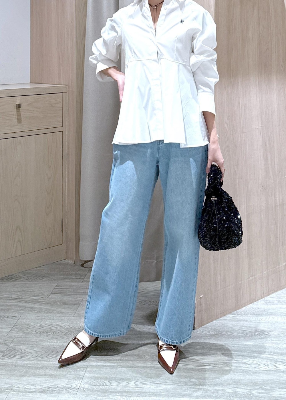 ブラウン系のパンプス、ホワイト系のシャツ/ブラウス、ブルー系のデニムパンツを着用したレディースの春コーディネートの6枚目の写真