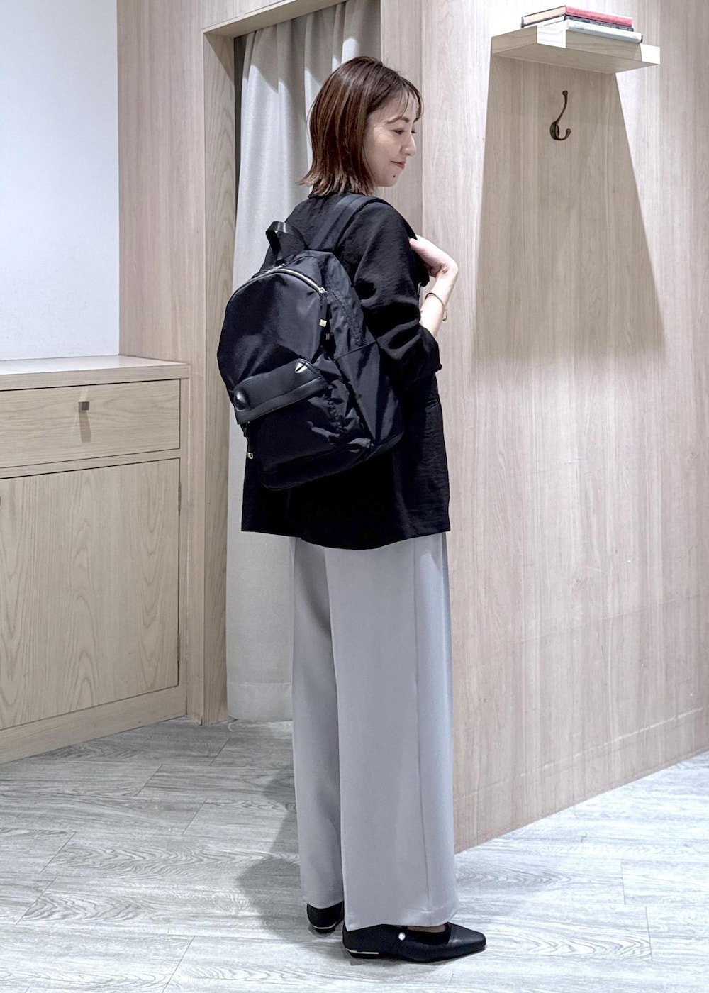 ホワイト系のTシャツ/カットソー、ブラック系のパンプス、ブラック系のバックパック/リュックを着用したレディースの春コーディネートの2枚目の写真