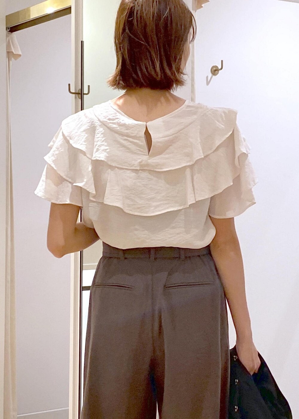 ホワイト系のシャツ/ブラウス、ブラック系のバレエシューズ、ブラック系のカーディガン/ボレロを着用したレディースの秋コーディネートの6枚目の写真