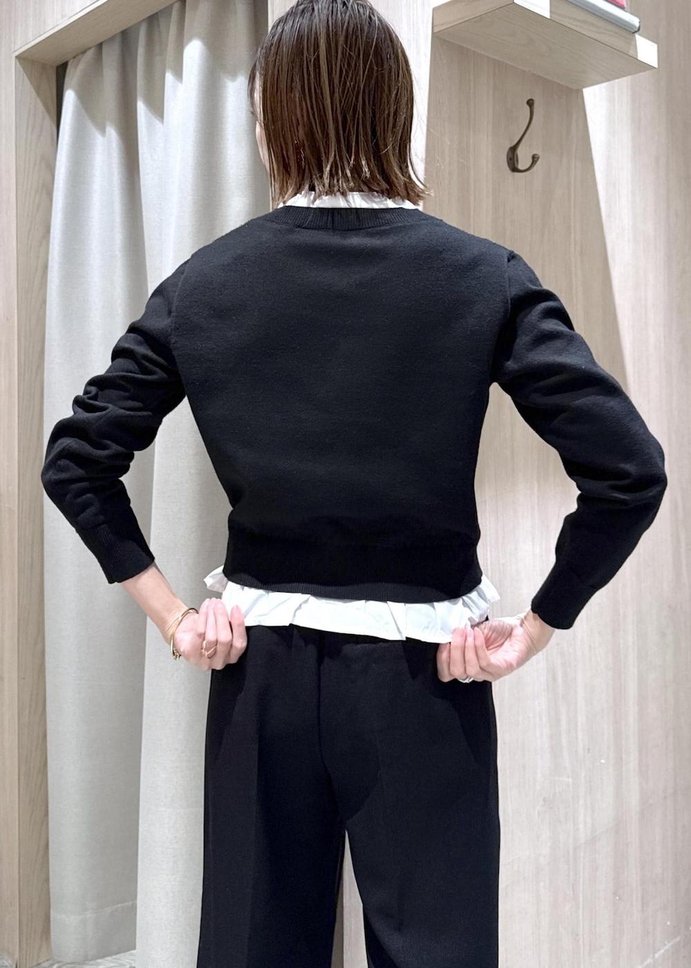 ブラック系のショルダーバッグ、ブラック系のスラックス、グレー系のその他アウターを着用したレディースの冬コーディネートの8枚目の写真