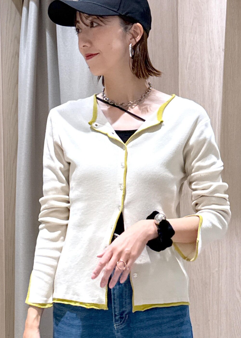 ブラック系のキャミソール、シルバー系のショルダーバッグ、ブラック系のパンプスを着用したレディースの秋コーディネートの7枚目の写真