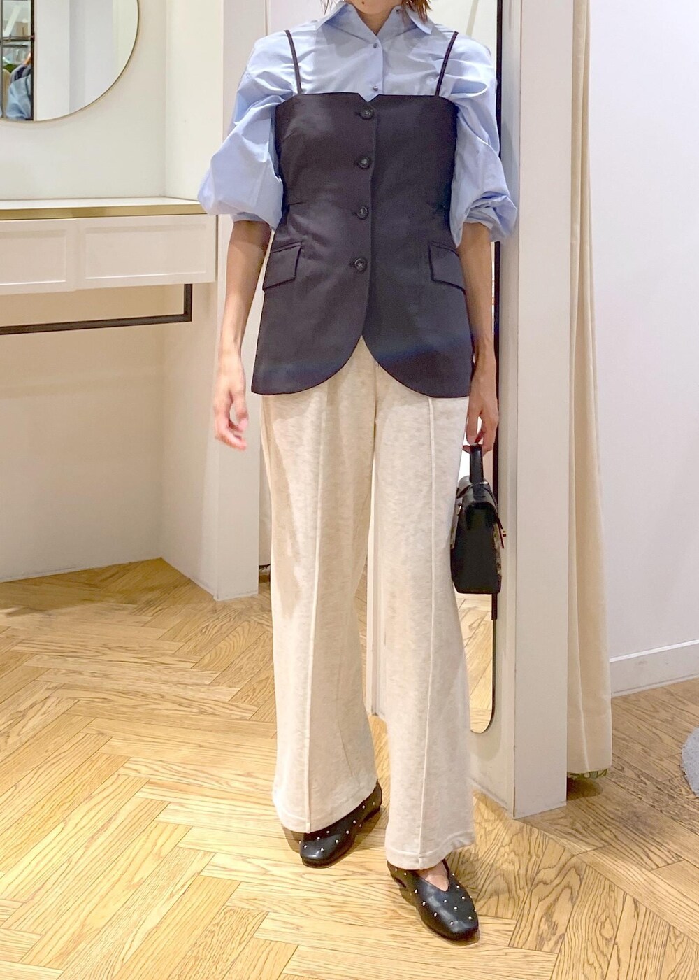 ホワイト系のその他パンツ、ブルー系のシャツ/ブラウス、その他のショルダーバッグを着用したレディースの秋コーディネートの4枚目の写真