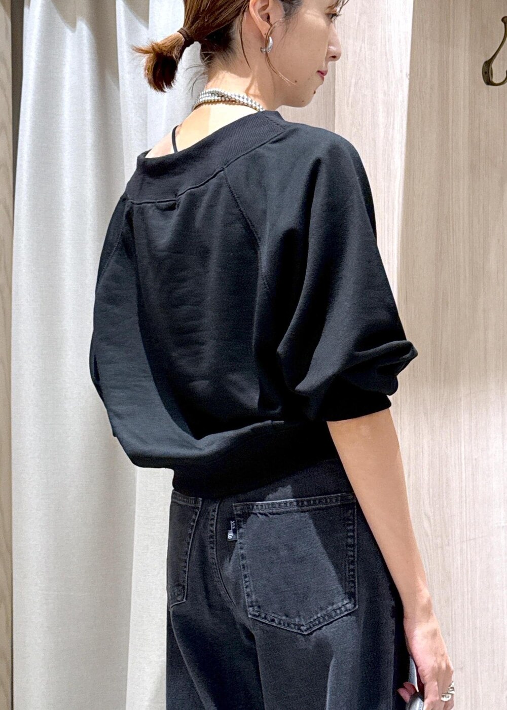 シルバー系のパンプス、ブラック系のキャミソール、グレー系のショルダーバッグを着用したレディースの秋コーディネートの9枚目の写真