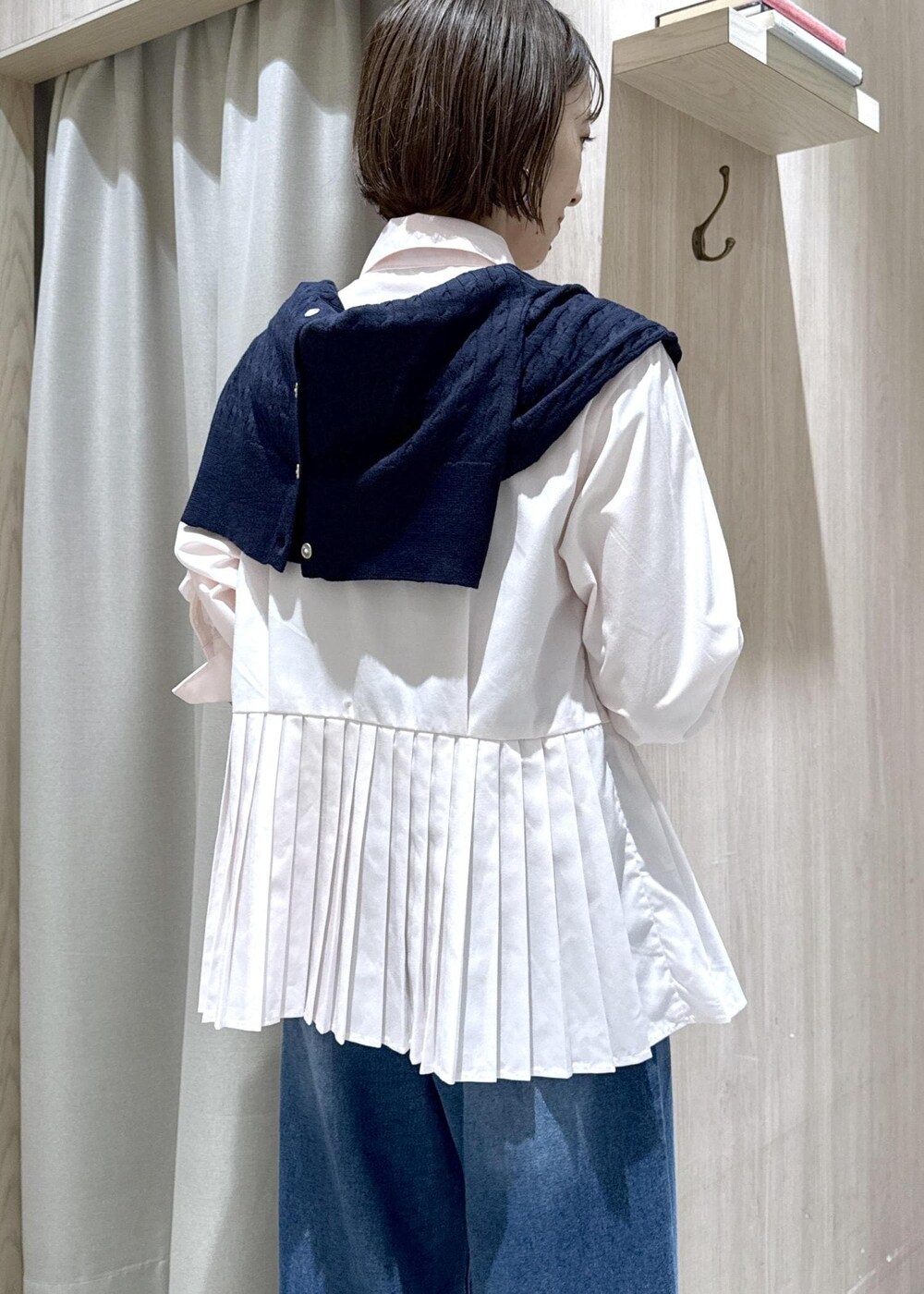 ブラック系のショルダーバッグ、ブルー系のデニムパンツ、ブラック系のローファーを着用したレディースの秋コーディネートの8枚目の写真