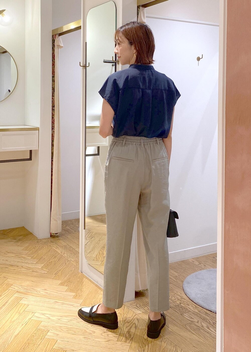 ブラック系のキャミソール、ブラック系のローファー、ブラック系のショルダーバッグを着用したレディースの夏コーディネートの4枚目の写真