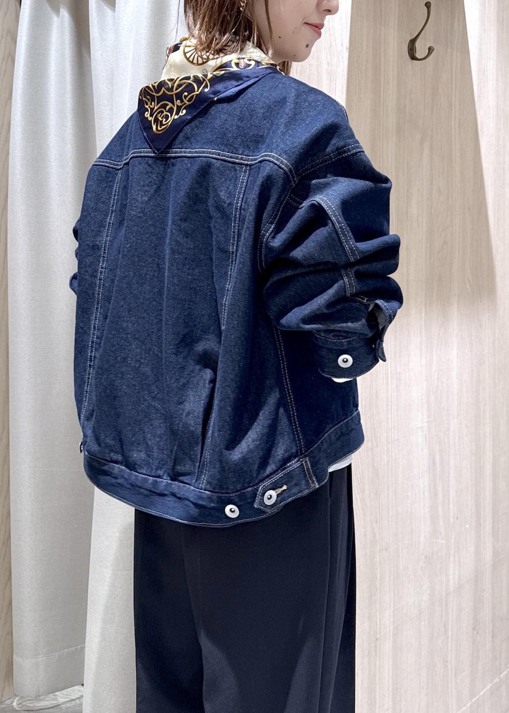 ブルー系のその他パンツ、ブルー系のデニムジャケット、ホワイト系のニット/セーターを着用したレディースの冬コーディネートの8枚目の写真