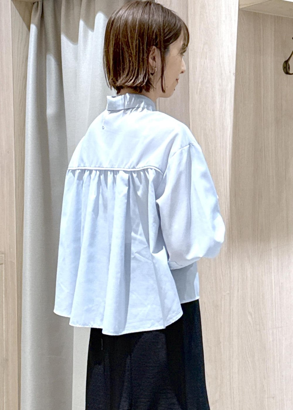 ホワイト系のショルダーバッグ、シルバー系のパンプス、ブラック系のスカートを着用したレディースの春コーディネートの8枚目の写真