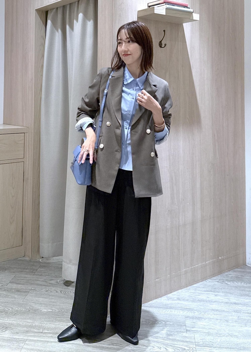 ブラック系のその他パンツ、ブラック系のパンプス、グリーン系のテーラードジャケットを着用したレディースの秋コーディネートの3枚目の写真
