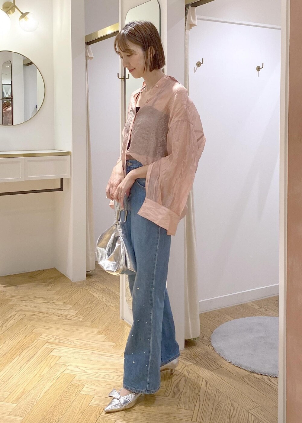 シルバー系のパンプス、ブラック系のキャミソール、シルバー系のハンドバッグを着用したレディースの夏コーディネートの2枚目の写真