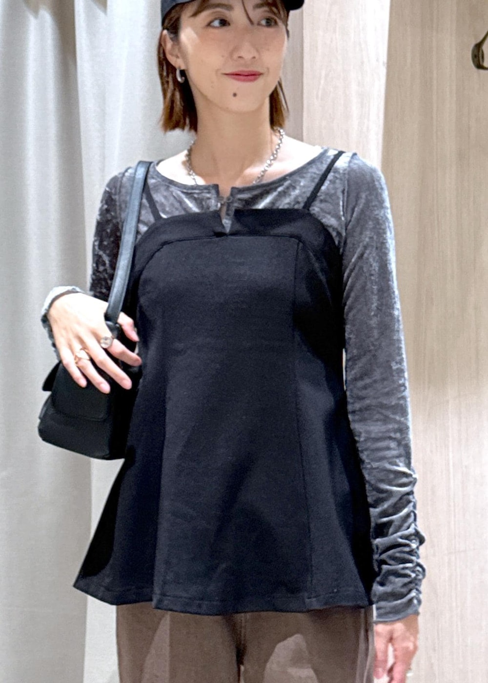 ブラック系のキャミソール、ブラック系のショルダーバッグ、グレー系のカーディガン/ボレロを着用したレディースの秋コーディネートの6枚目の写真