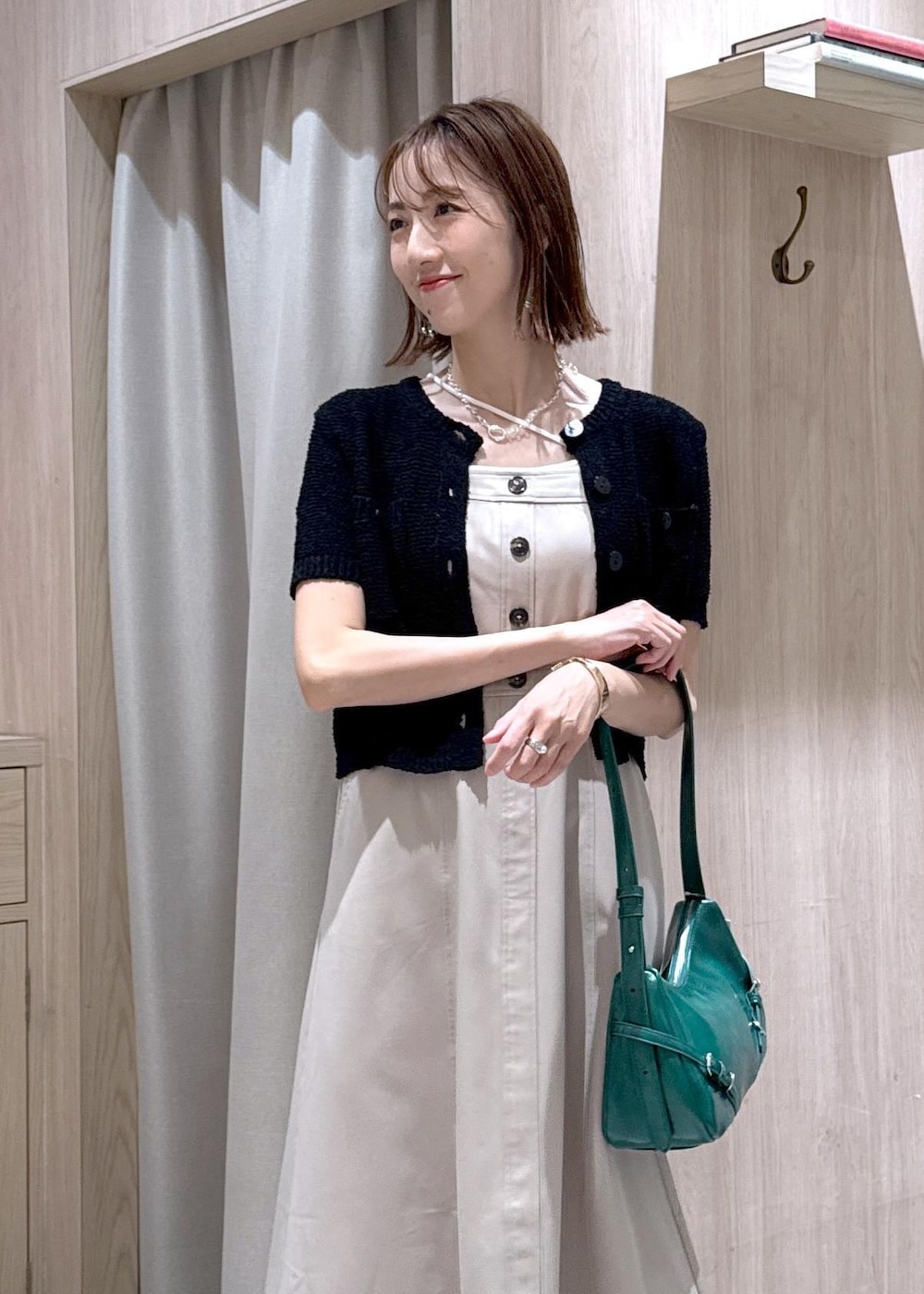 ホワイト系のキャミソール、ブラック系のサンダル、ブラック系のカーディガン/ボレロを着用したレディースの夏コーディネートの6枚目の写真