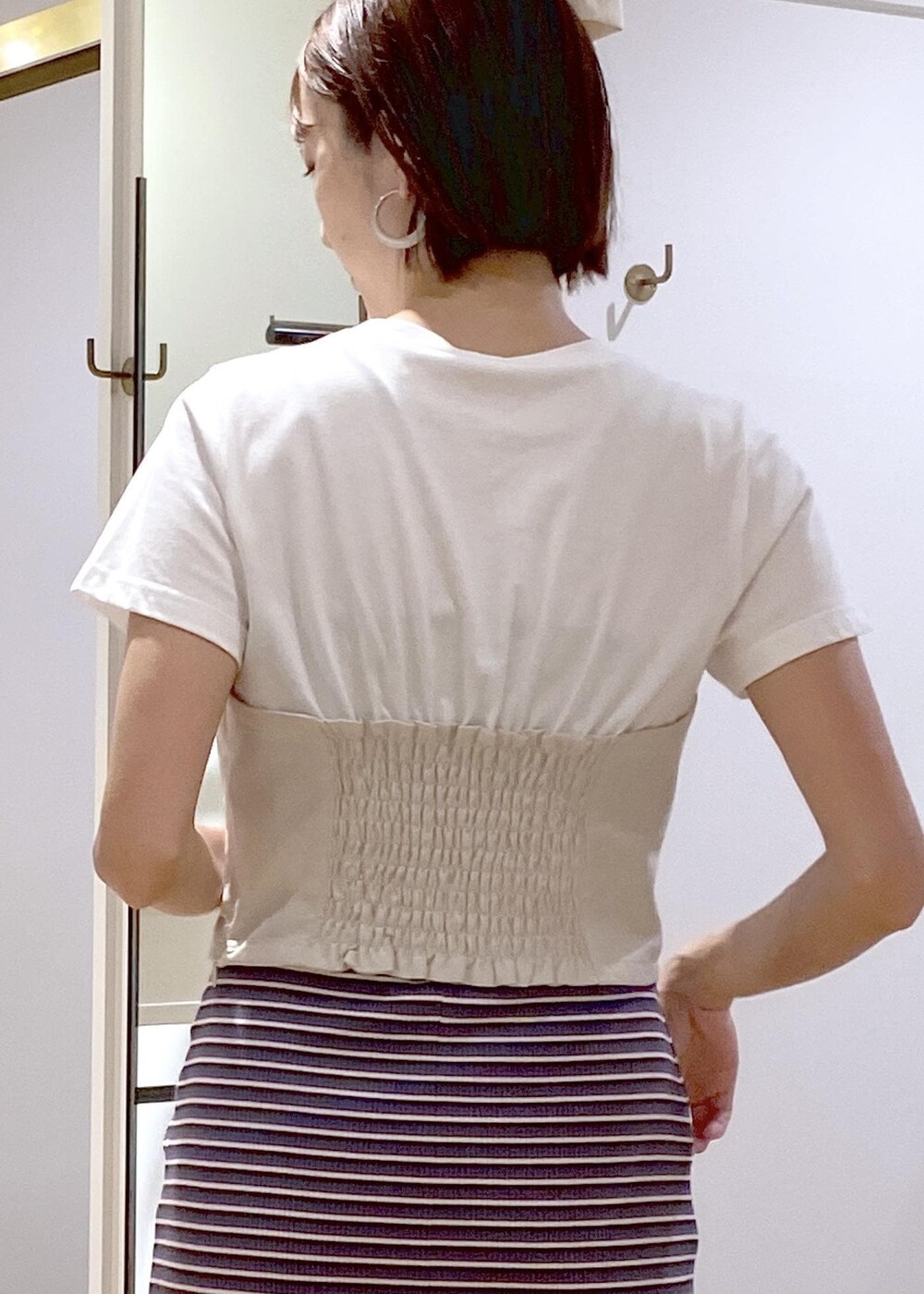 ブラック系のショルダーバッグ、ブラック系のサンダル、ブラック系のキャミソールを着用したレディースの夏コーディネートの7枚目の写真