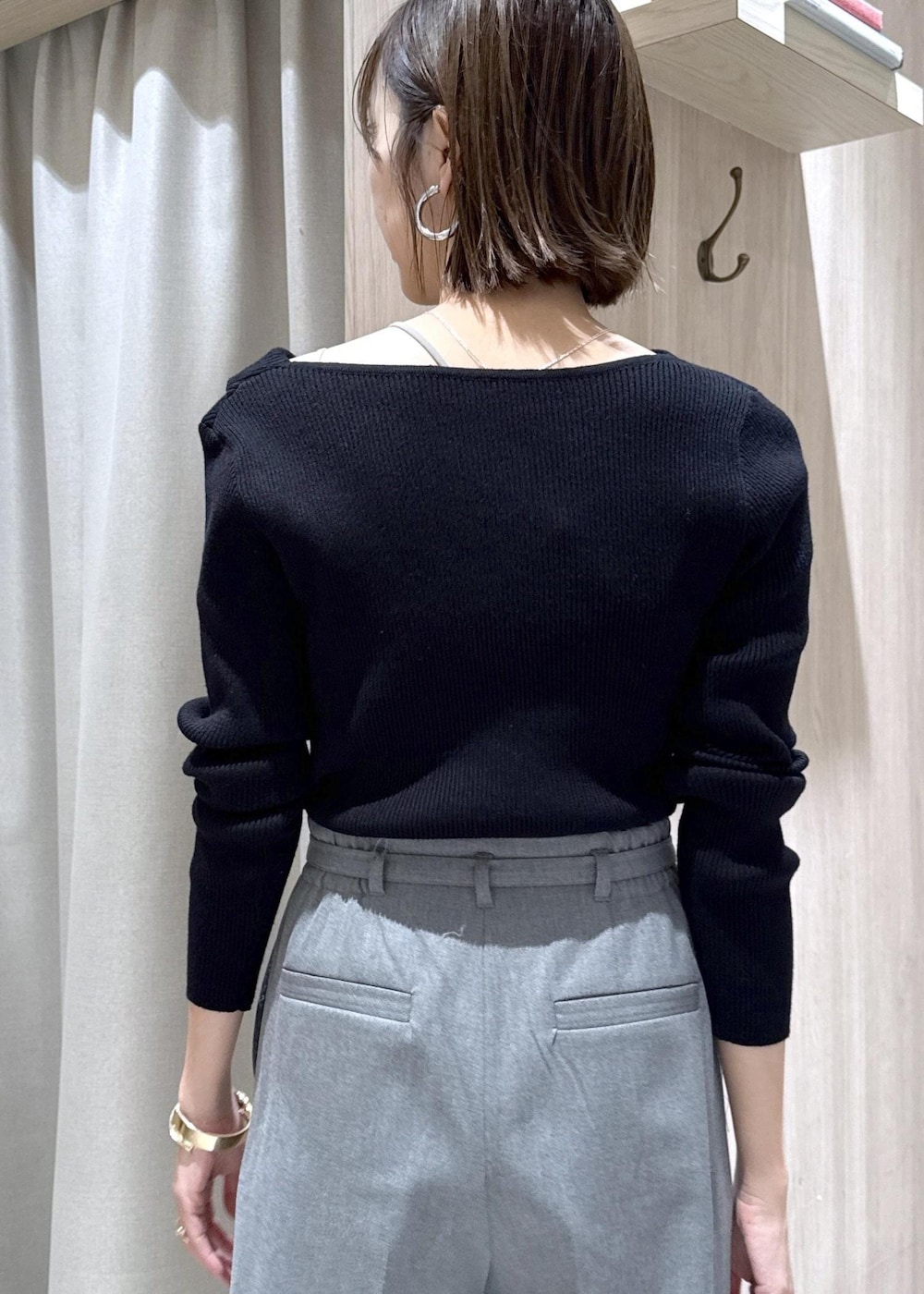 ブラック系のトートバッグ、グレー系のその他パンツ、ブラック系のニット/セーターを着用したレディースの冬コーディネートの7枚目の写真