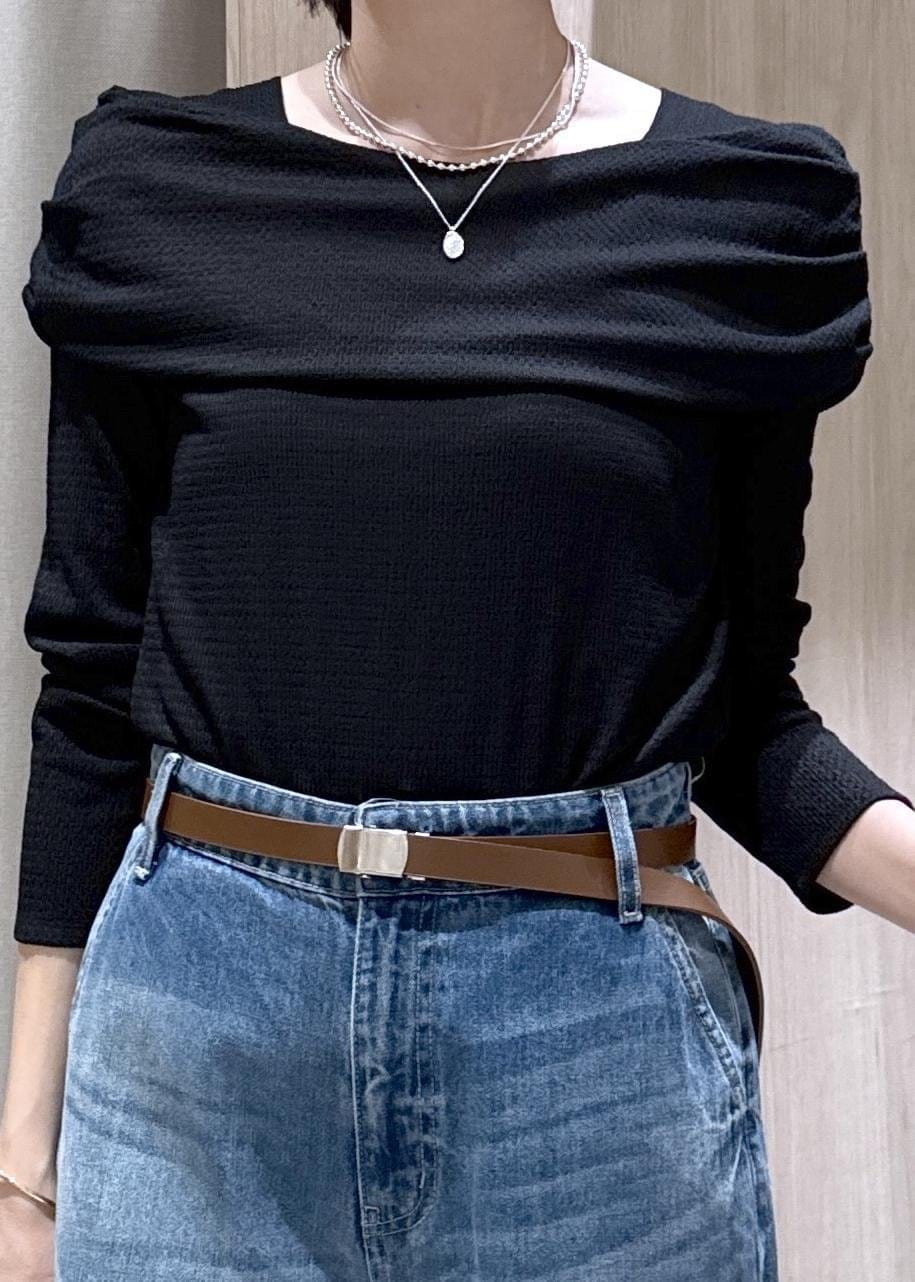 ブラック系のショルダーバッグ、ブルー系のデニムパンツ、ブラック系のTシャツ/カットソーを着用したレディースの春コーディネートの7枚目の写真