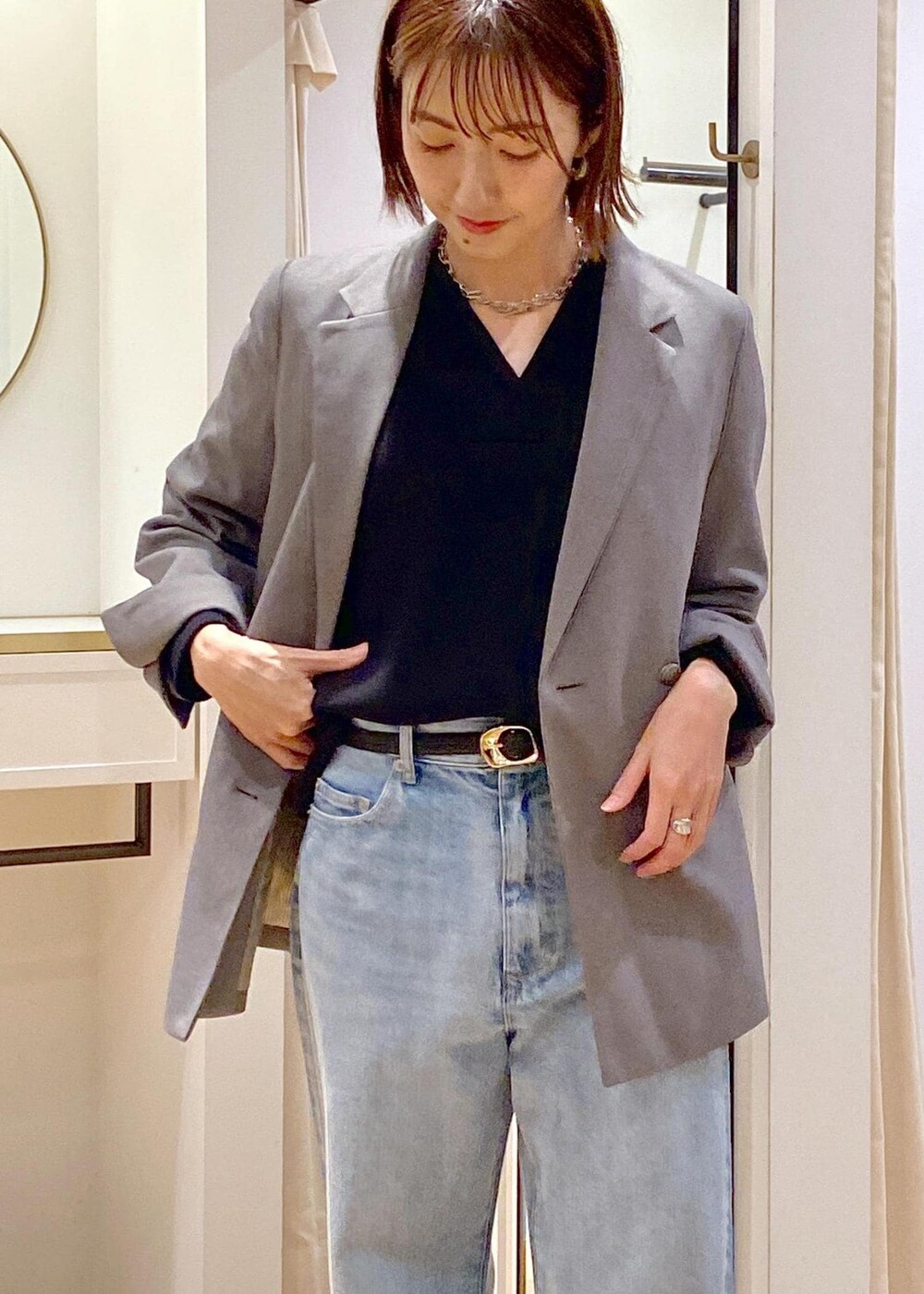 ベージュ系のショルダーバッグ、ブラック系のバレエシューズ、グレー系のテーラードジャケットを着用したレディースの秋コーディネートの7枚目の写真