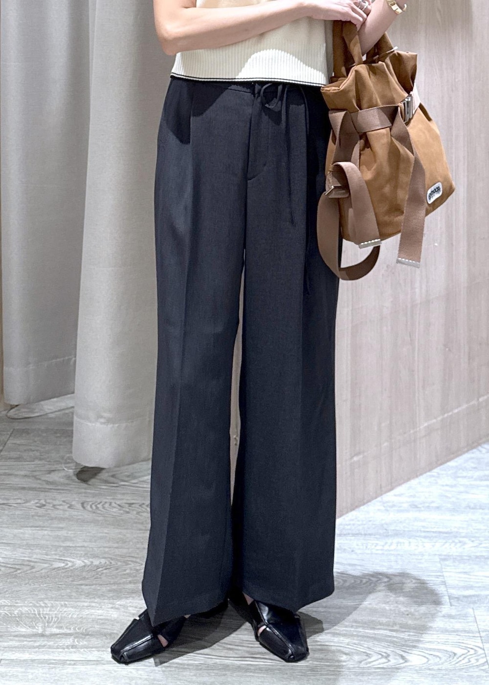 グレー系のその他パンツ、ブラウン系のトートバッグ、ホワイト系のニット/セーターを着用したレディースの夏コーディネートの4枚目の写真