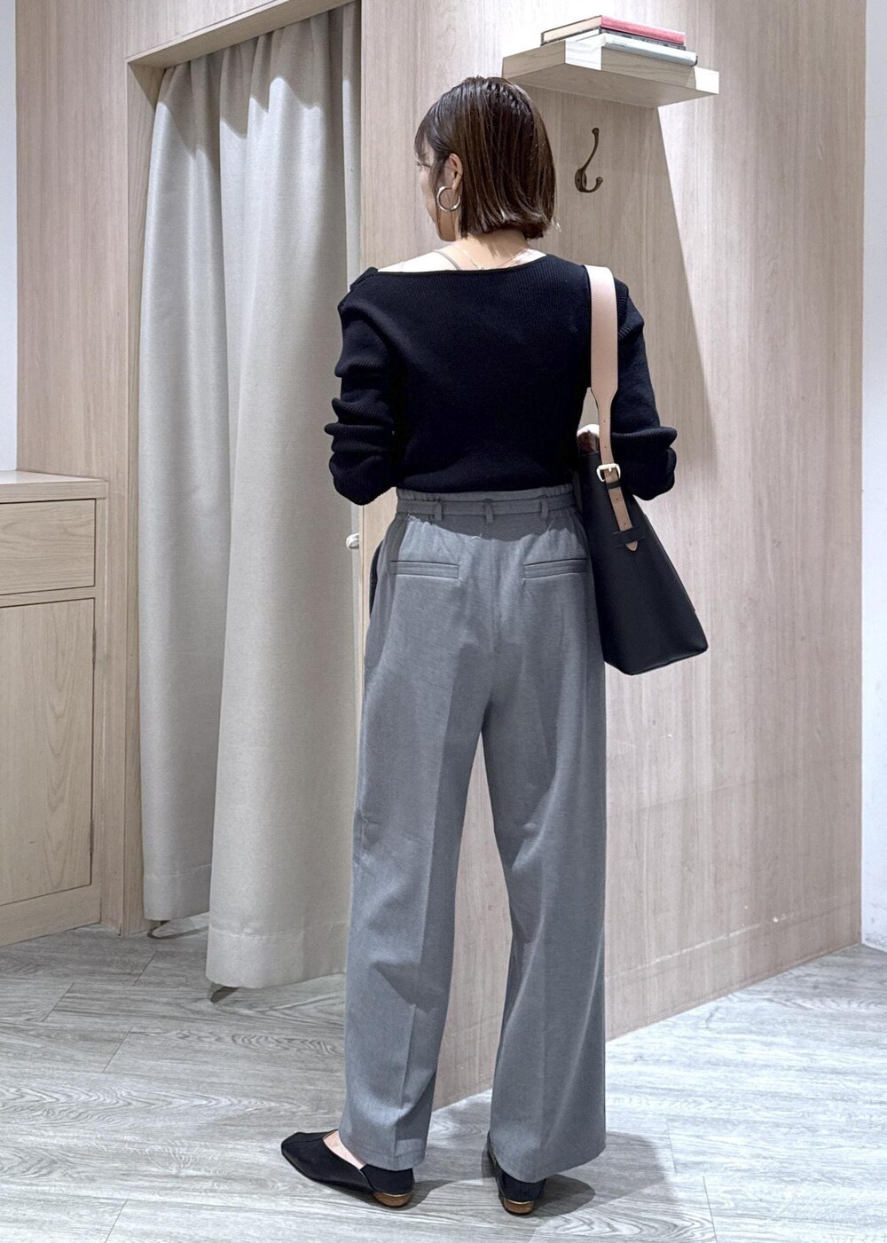 ブラック系のトートバッグ、グレー系のその他パンツ、ブラック系のニット/セーターを着用したレディースの冬コーディネートの3枚目の写真