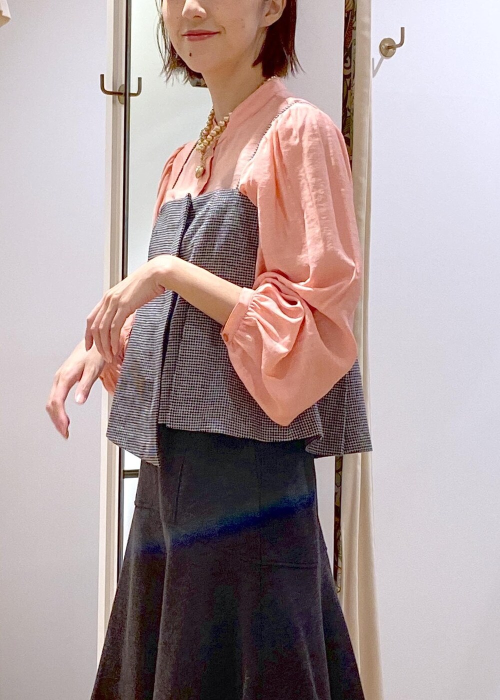 ホワイト系のハンドバッグ、ピンク系のシャツ/ブラウス、ブラック系のワンピースを着用したレディースの秋コーディネートの7枚目の写真