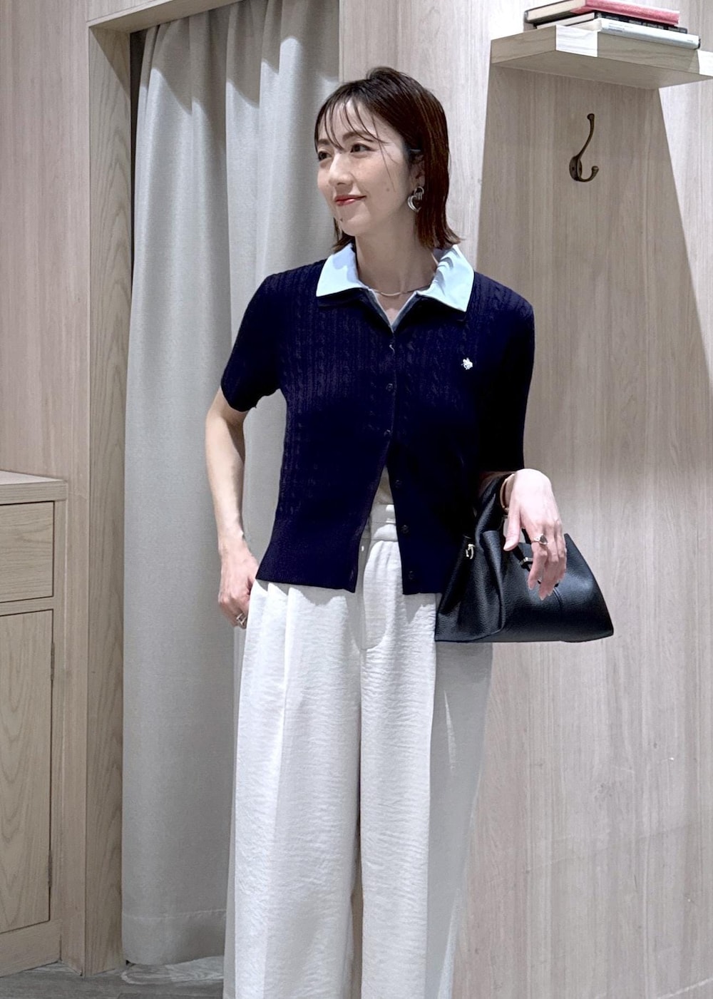 ホワイト系のその他パンツ、ホワイト系のパンプス、ブラック系のショルダーバッグを着用したレディースの春コーディネートの9枚目の写真
