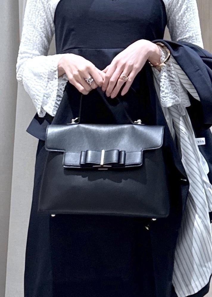 ブラック系のパンプス、ブルー系のテーラードジャケット、ブルー系のワンピースを着用したレディースの冬コーディネートの8枚目の写真