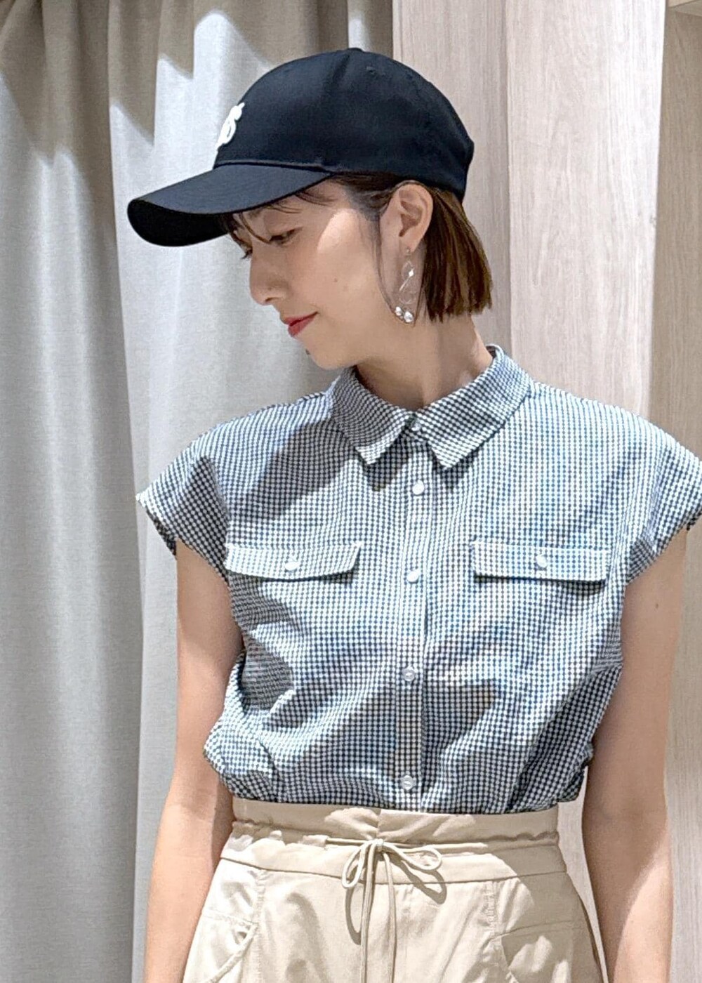 ブラック系のサンダル、ブラック系のシャツ/ブラウス、ベージュ系のその他パンツを着用したレディースの夏コーディネートの8枚目の写真