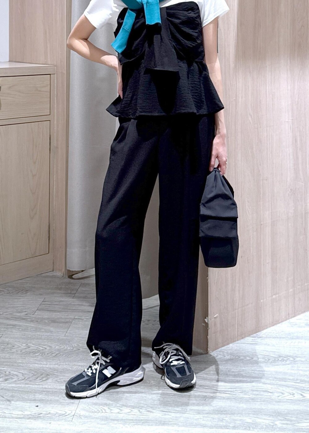 ブルー系のカーディガン/ボレロ、ブラック系のTシャツ/カットソー、ブラック系のスラックスを着用したレディースの春コーディネートの6枚目の写真