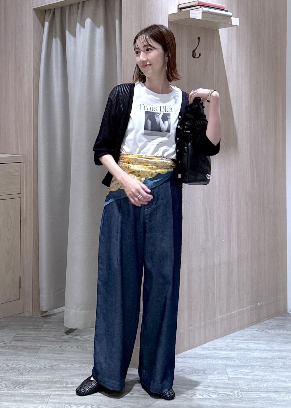 ブラック系のショルダーバッグ、ホワイト系のTシャツ/カットソー、ブラック系のパンプスを着用したレディースの夏コーディネートの2枚目の写真