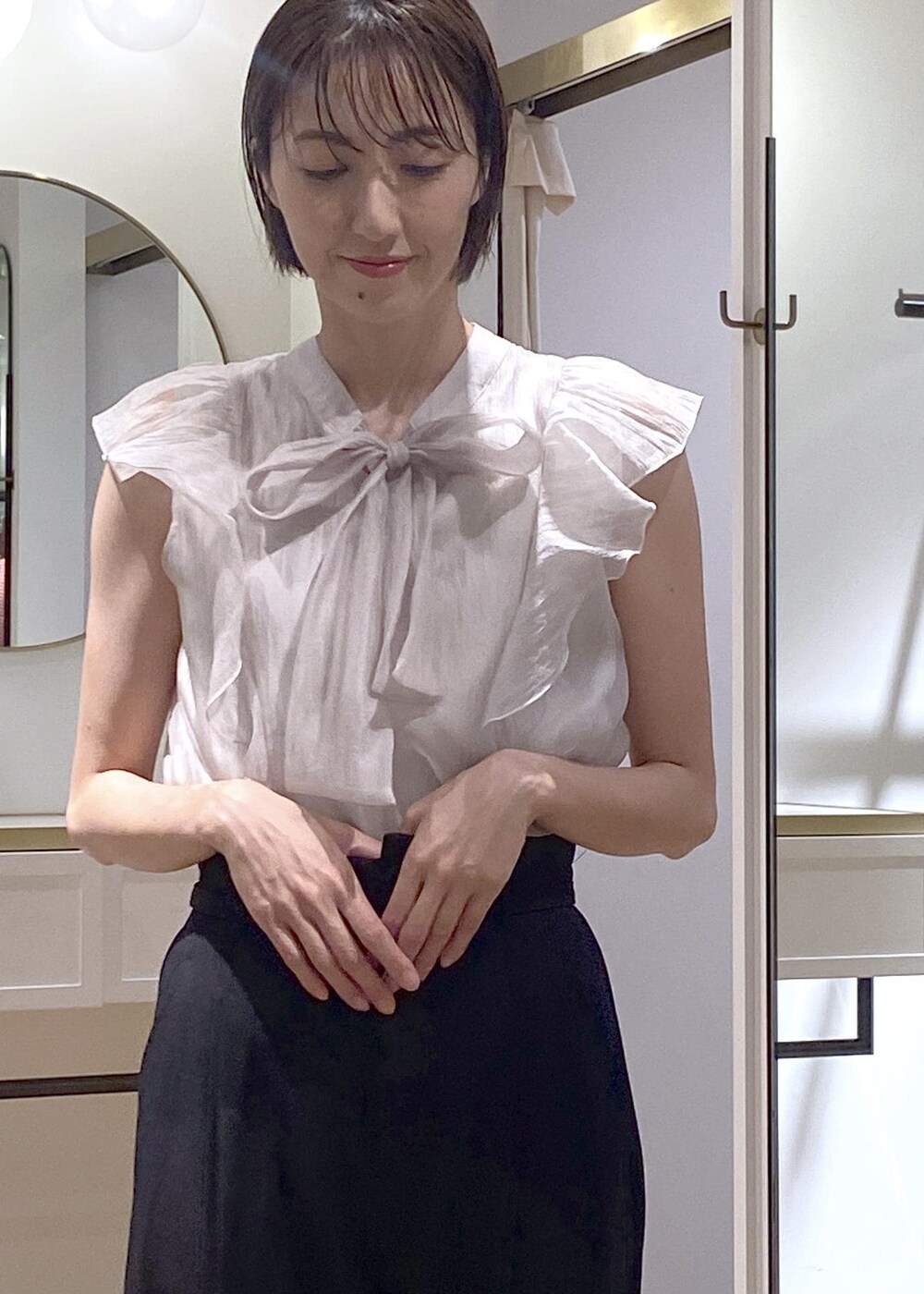 ブラック系のキャミソール、ブラック系のパンプス、ブラック系のハンドバッグを着用したレディースの夏コーディネートの7枚目の写真